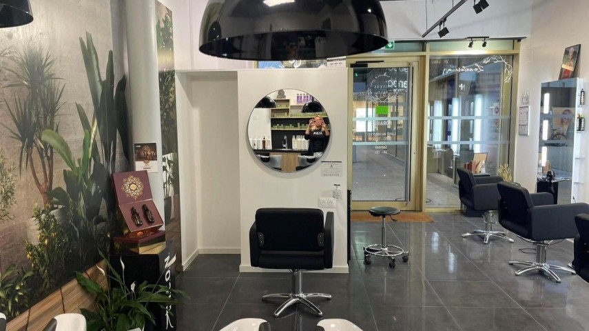 Vends salon de coiffure en galerie commerciale à reprendre - Arrond. Strasbourg (67)